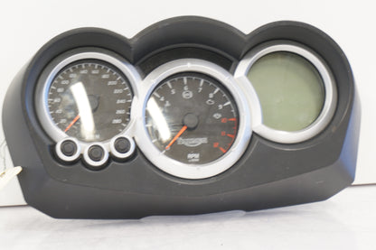Framsidan på Instrumentpanel från en Triumph Sprint ST -2007 motorcykel.