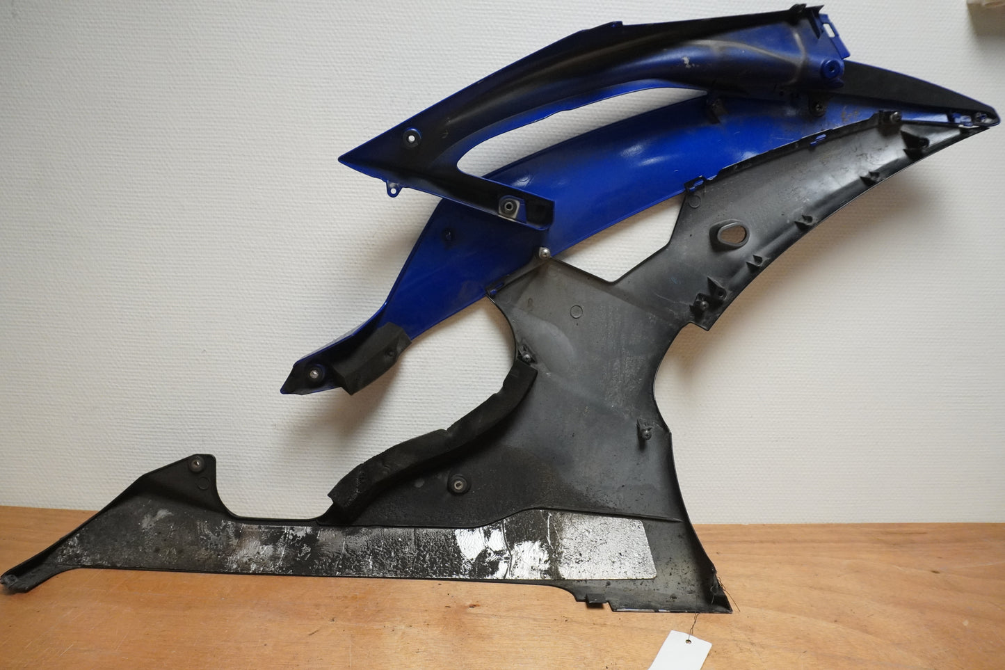 Baksidan på Sidkåpa från en Yamaha YZF R6 -2011 motorcykel.