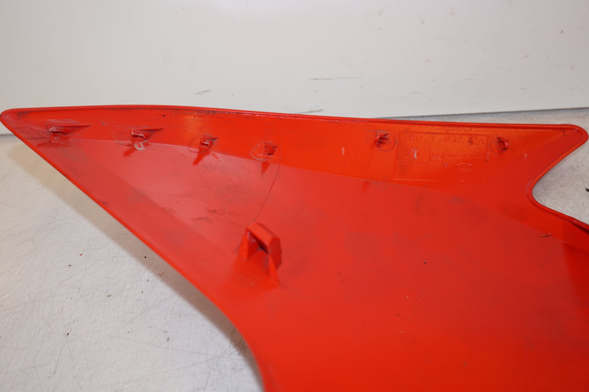 Snett uppifrån på Sidopanel från en Ducati Multistrada 1260 -2019 motorcykel.