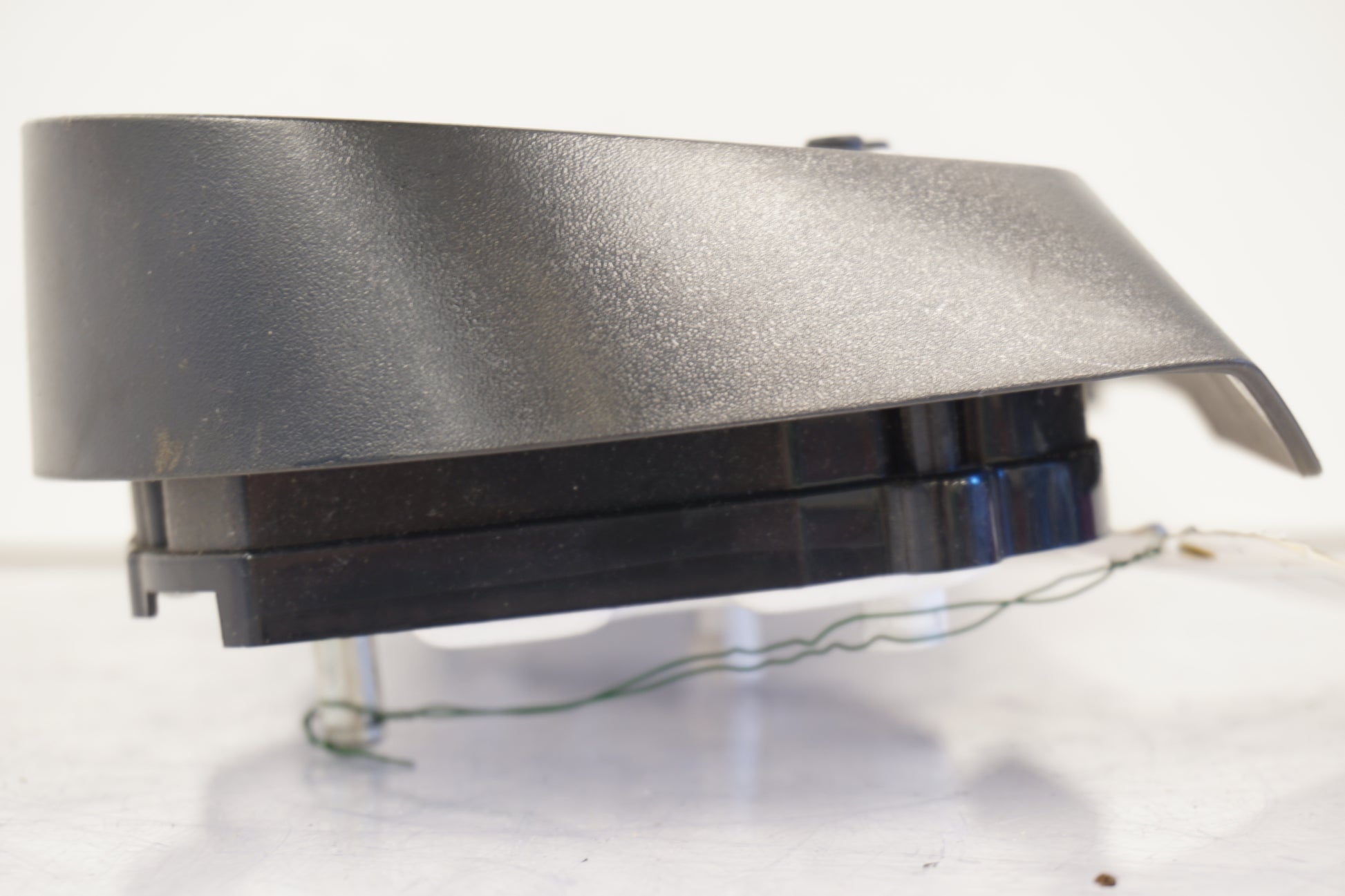 Snett uppifrån på Instrumentpanel från en Triumph Sprint ST -2007 motorcykel.