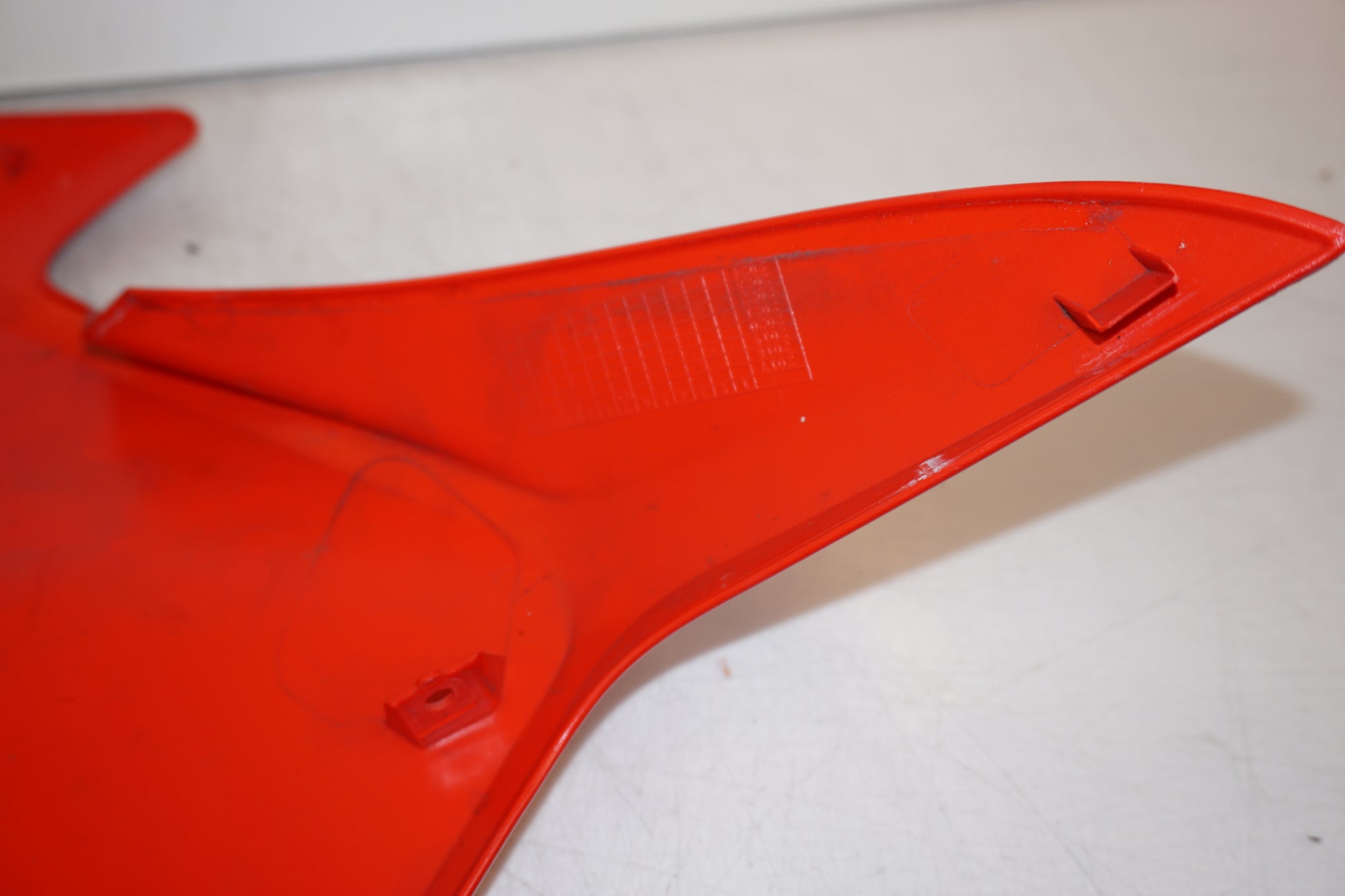 Snett nerifrån på Sidopanel från en Ducati Multistrada 1260 -2019 motorcykel.