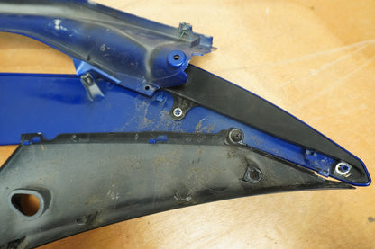 Snett uppifrån på Sidkåpa från en Yamaha YZF R6 -2011 motorcykel.