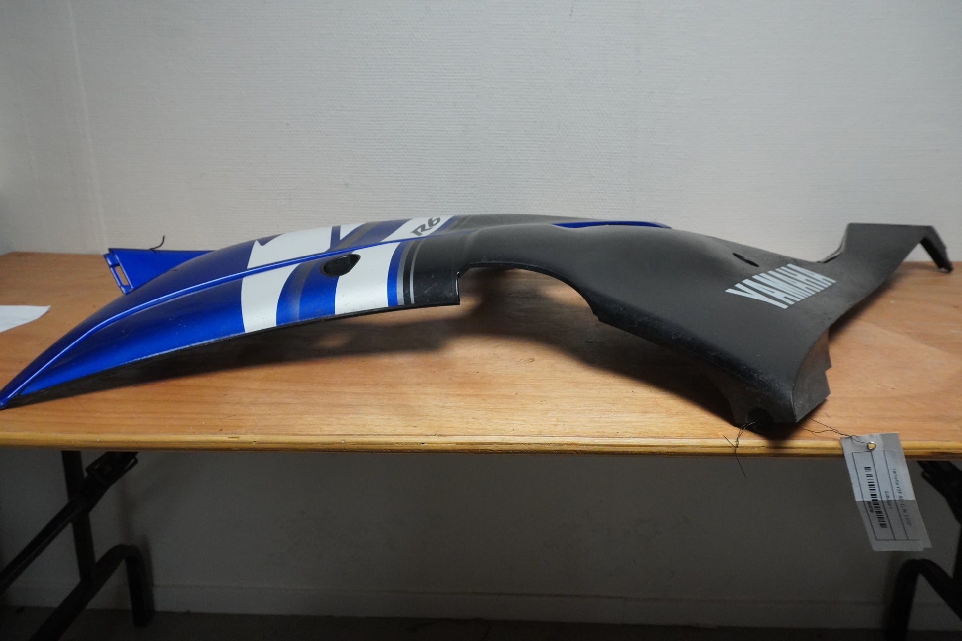 Snett nerifrån på Sidkåpa från en Yamaha YZF R6 -2011 motorcykel.