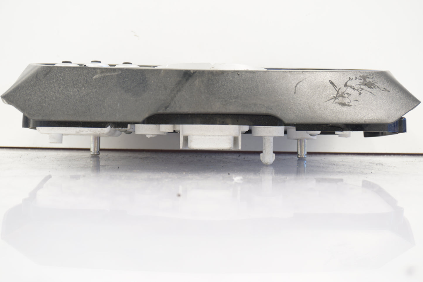 Baksidan på Instrumentpanel från en Triumph Sprint ST -2005 motorcykel.