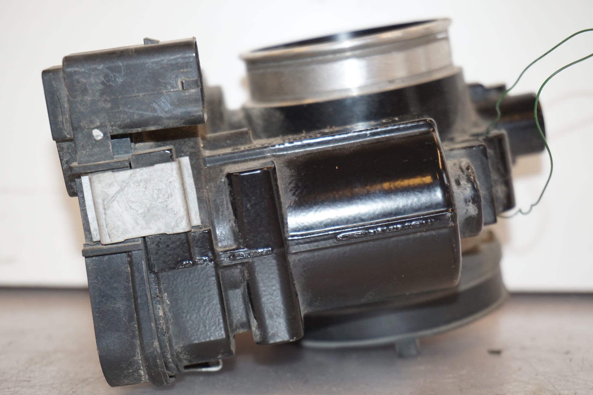 Snett uppifrån på Spjällhus från en BMW R 1200 GSA -2014 motorcykel.