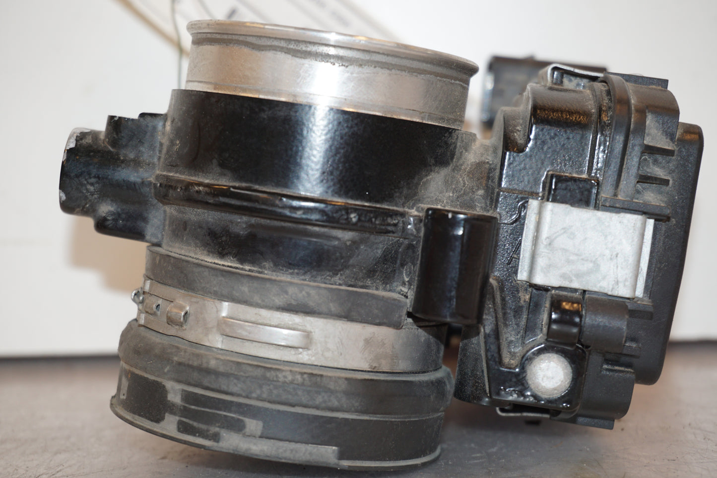 Snett nerifrån på Spjällhus från en BMW R 1200 GSA -2014 motorcykel.