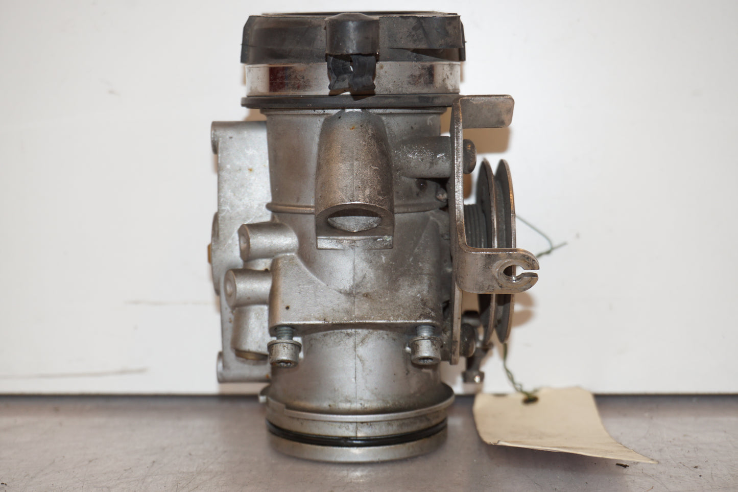 Framsidan på Spjällhus från en BMW R 1150 RS -2002 motorcykel.