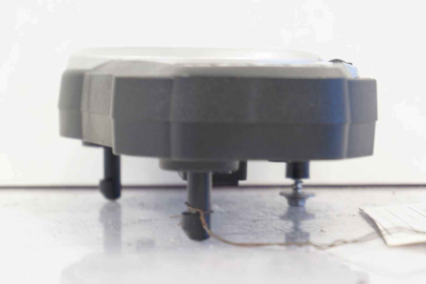 Snett uppifrån på Instrumentpanel från en Triumph Street Triple R -2009 motorcykel.