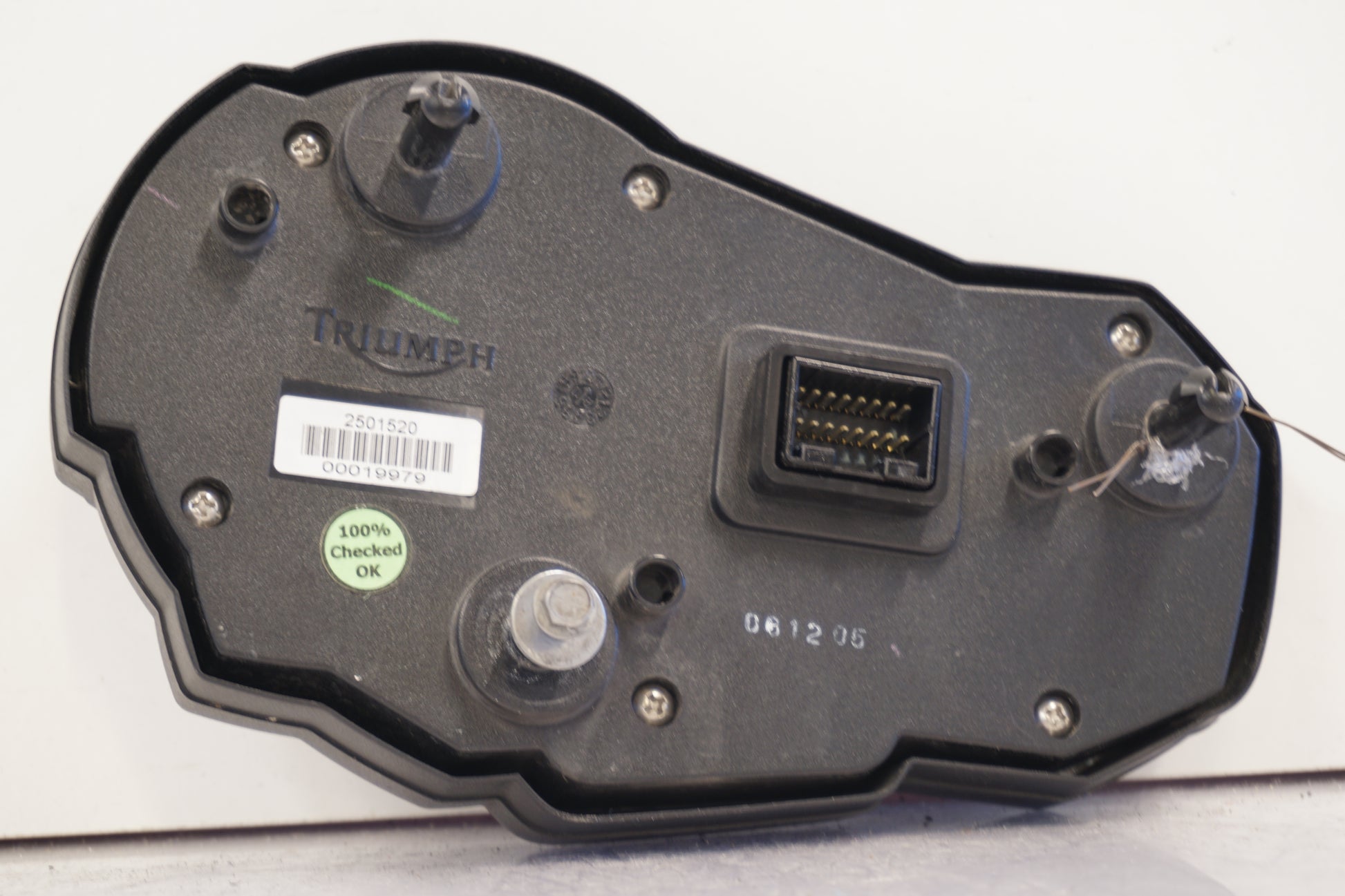 Snett nerifrån på Instrumentpanel från en Triumph Street Triple R -2009 motorcykel.