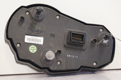 Snett nerifrån på Instrumentpanel från en Triumph Street Triple R -2009 motorcykel.