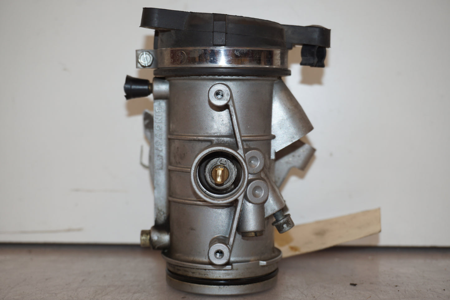 Baksidan på Spjällhus från en BMW R 1150 RS -2002 motorcykel.