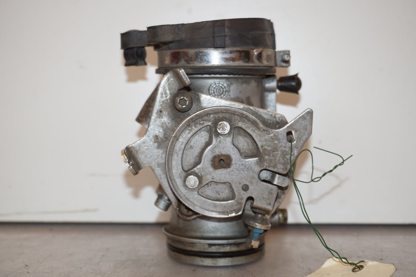 Vänster sida på Spjällhus från en BMW R 1150 RS -2002 motorcykel.