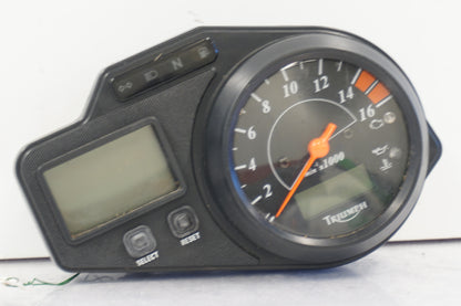Framsidan på Instrumentpanel från en Triumph Daytona 600 -2003 motorcykel.