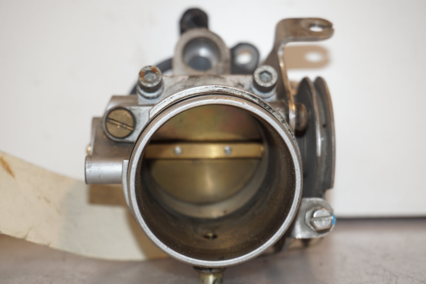 Snett uppifrån på Spjällhus från en BMW R 1150 RS -2002 motorcykel.