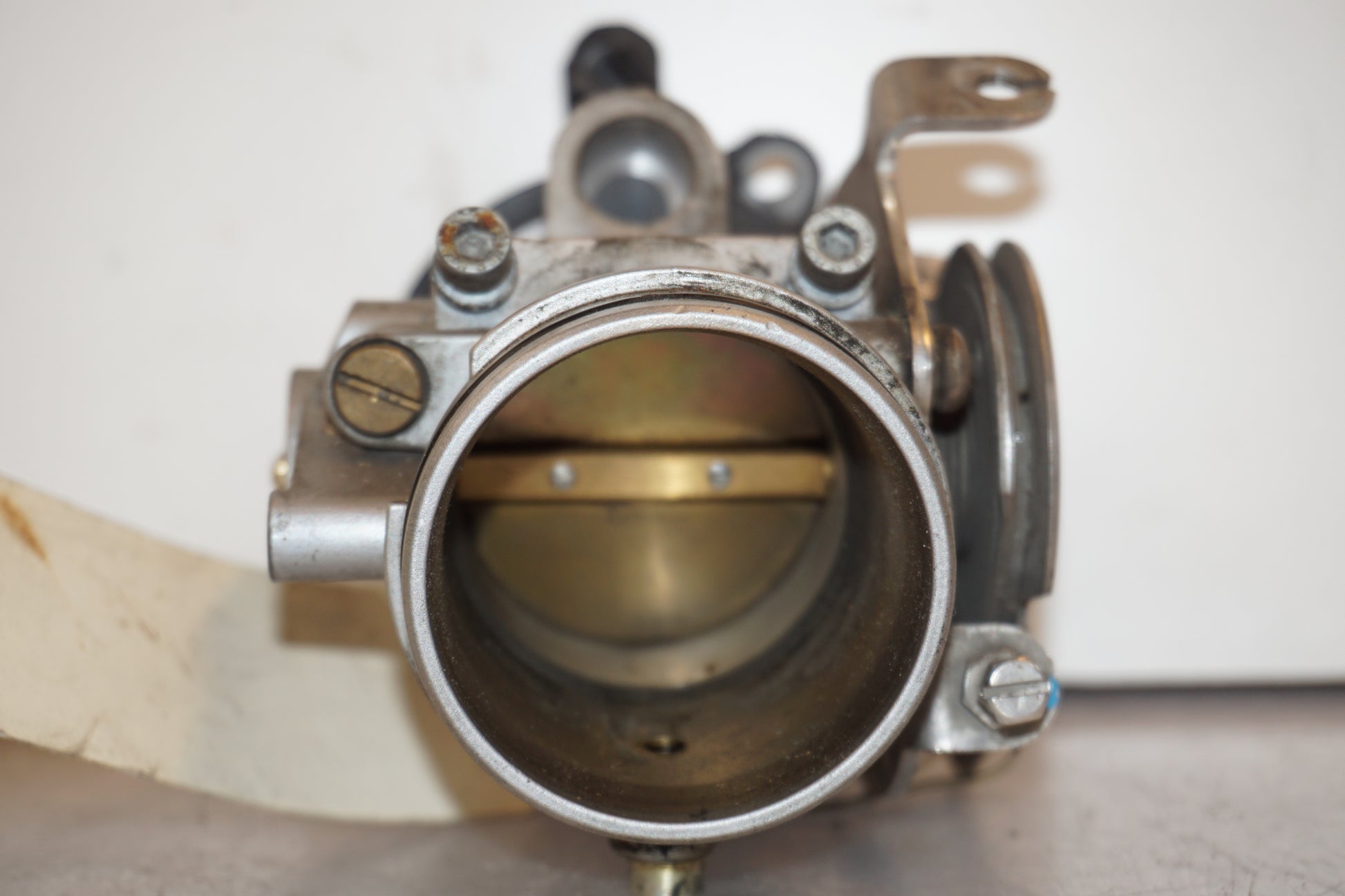 Snett uppifrån på Spjällhus från en BMW R 1150 RS -2002 motorcykel.