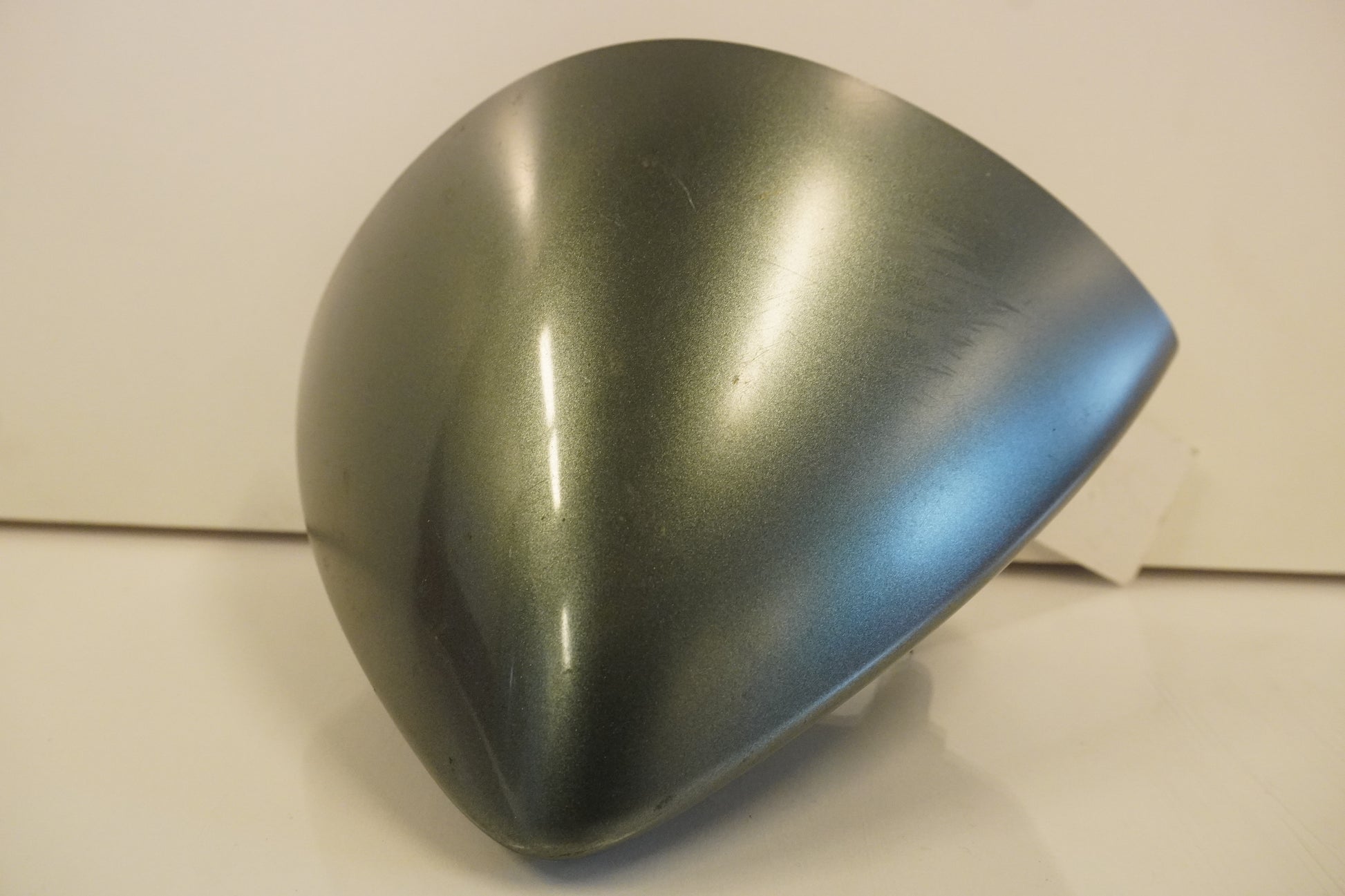 Framsidan på <p>Instrumentkåpa från Kawasaki ER-6N ABS 2011.</p>

<p>kåpan på instrumentpanelen, lättare skav märken finns.</p> motorcykel.