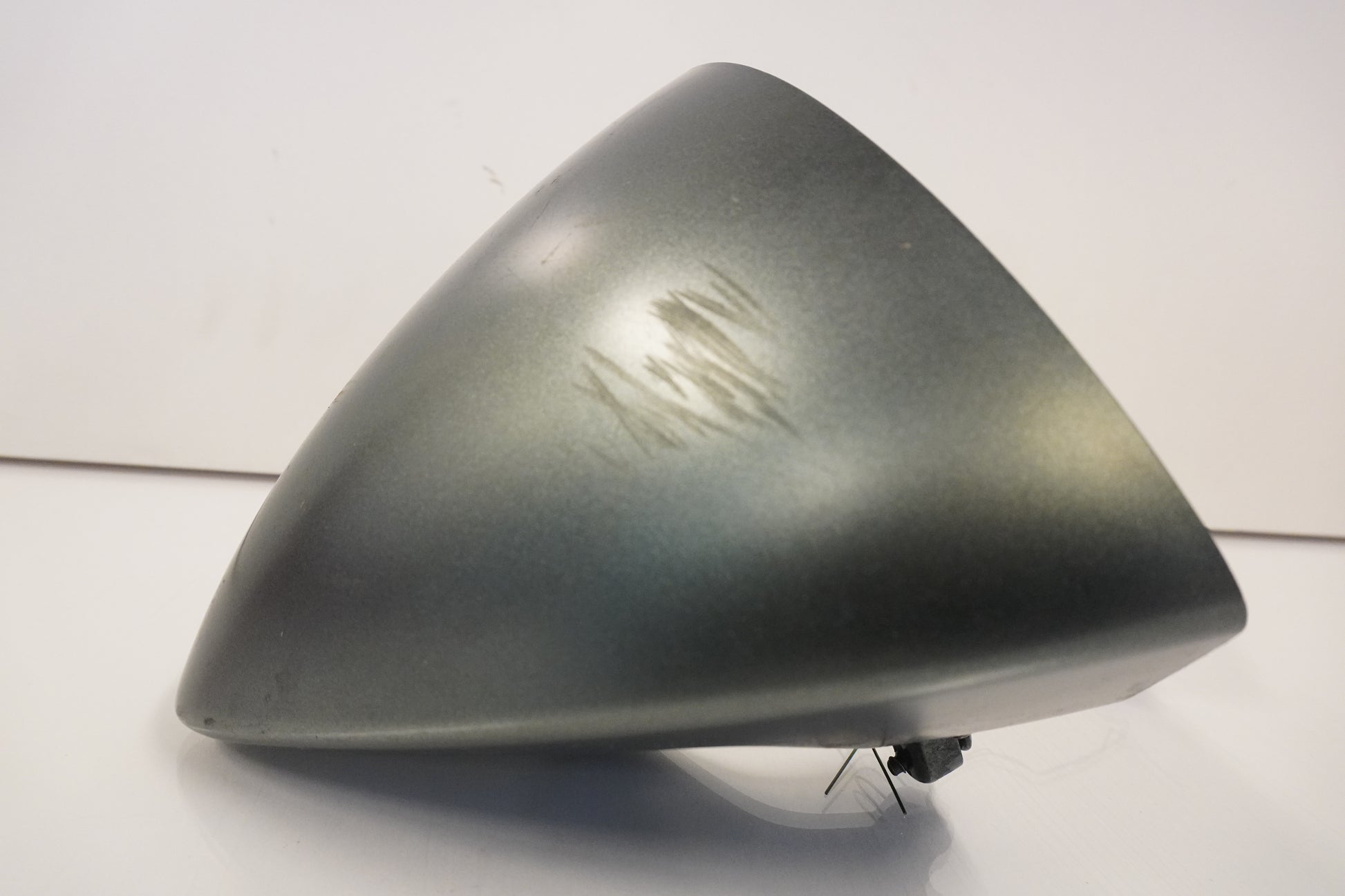 Baksidan på <p>Instrumentkåpa från Kawasaki ER-6N ABS 2011.</p>

<p>kåpan på instrumentpanelen, lättare skav märken finns.</p> motorcykel.