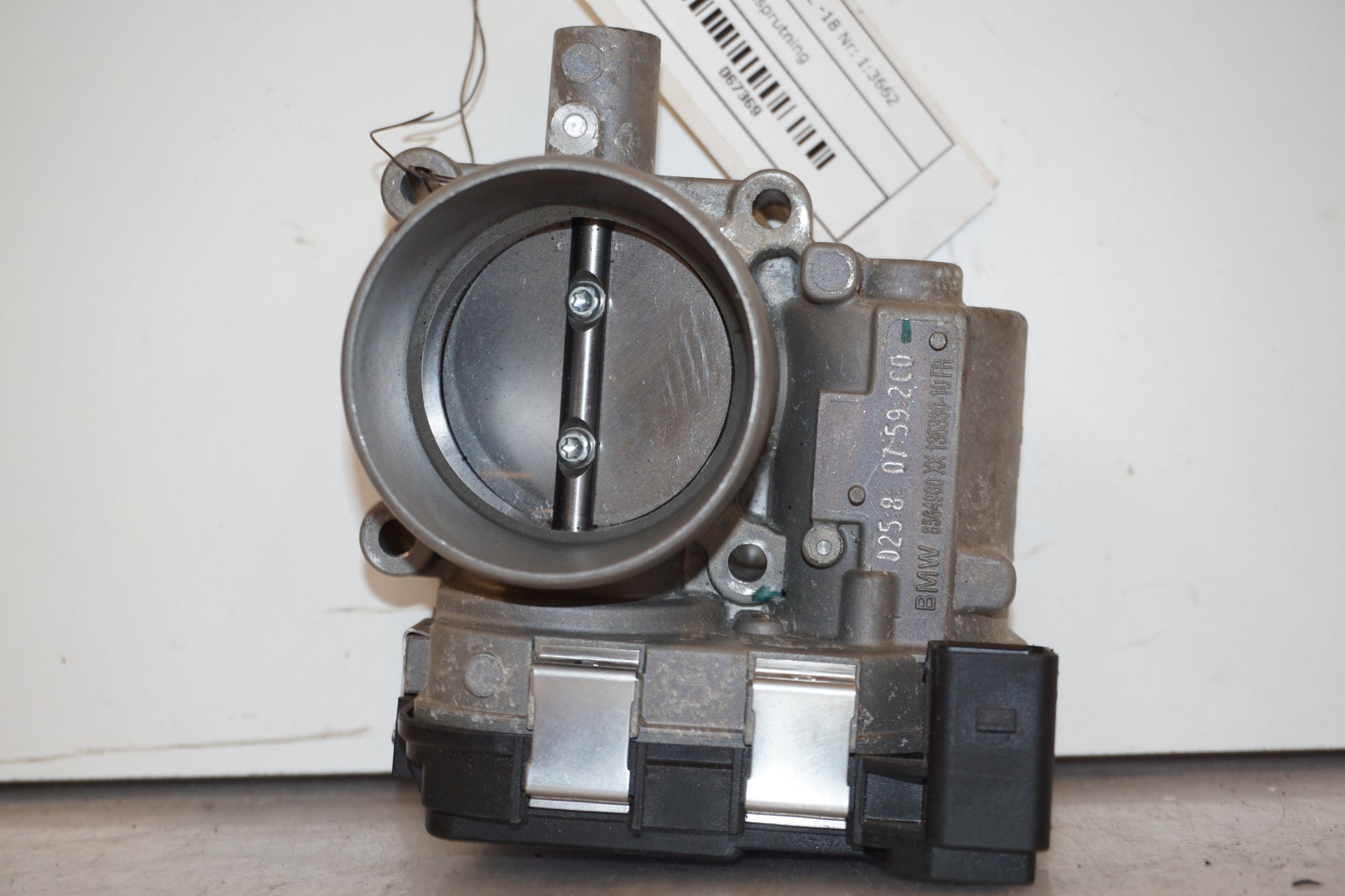 Framsidan på Spjällhus från en BMW K 1600 -2018 motorcykel.