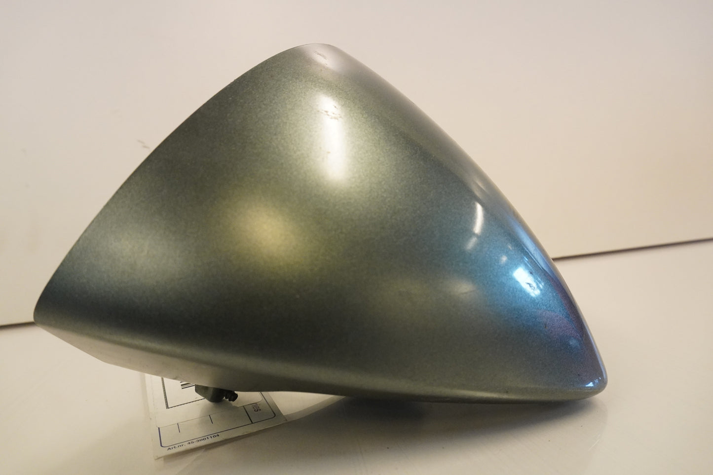 Vänster sida på <p>Instrumentkåpa från Kawasaki ER-6N ABS 2011.</p>

<p>kåpan på instrumentpanelen, lättare skav märken finns.</p> motorcykel.