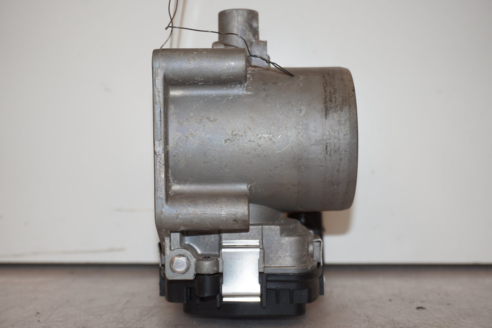 Baksidan på Spjällhus från en BMW K 1600 -2018 motorcykel.