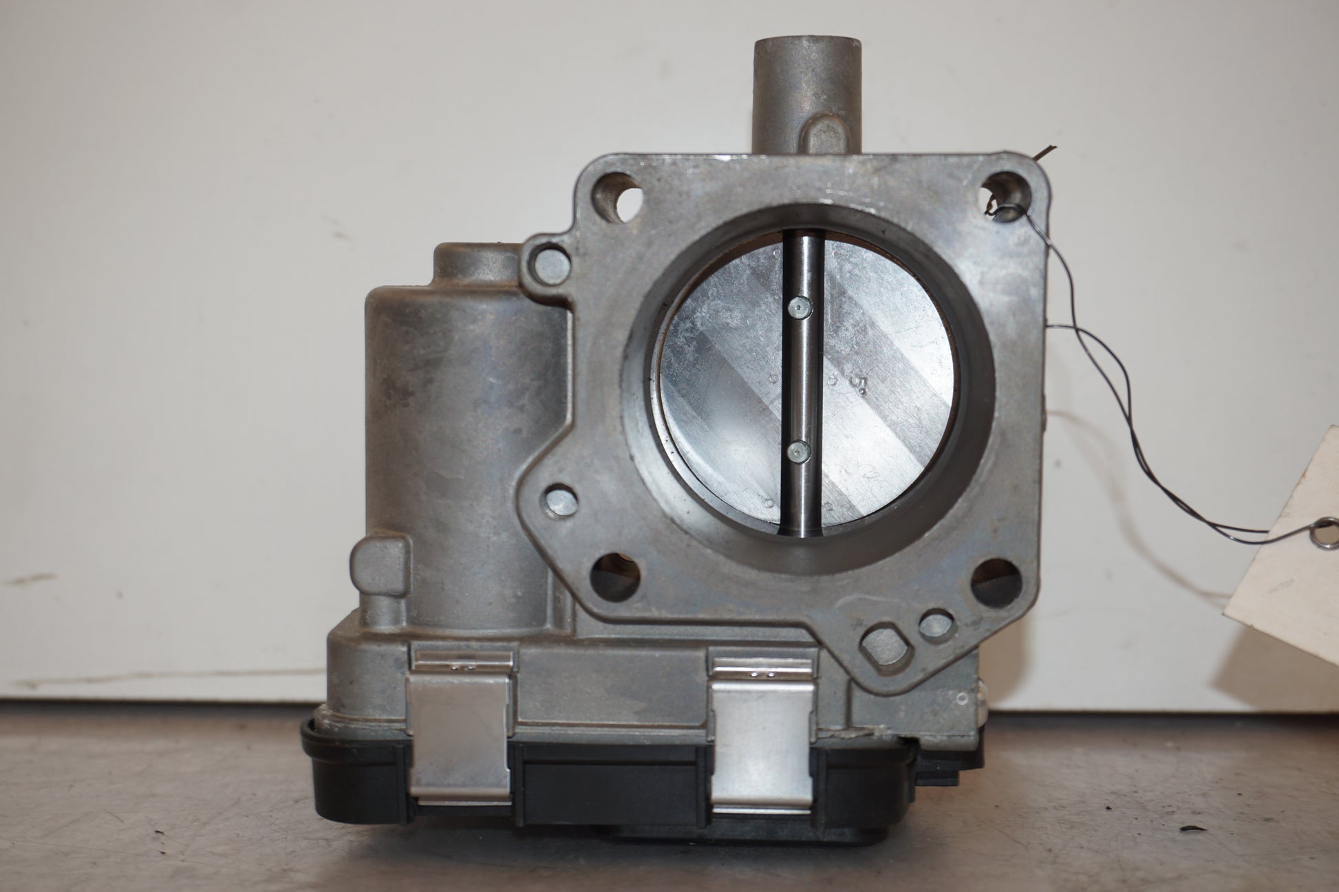 Höger sida på Spjällhus från en BMW K 1600 -2018 motorcykel.