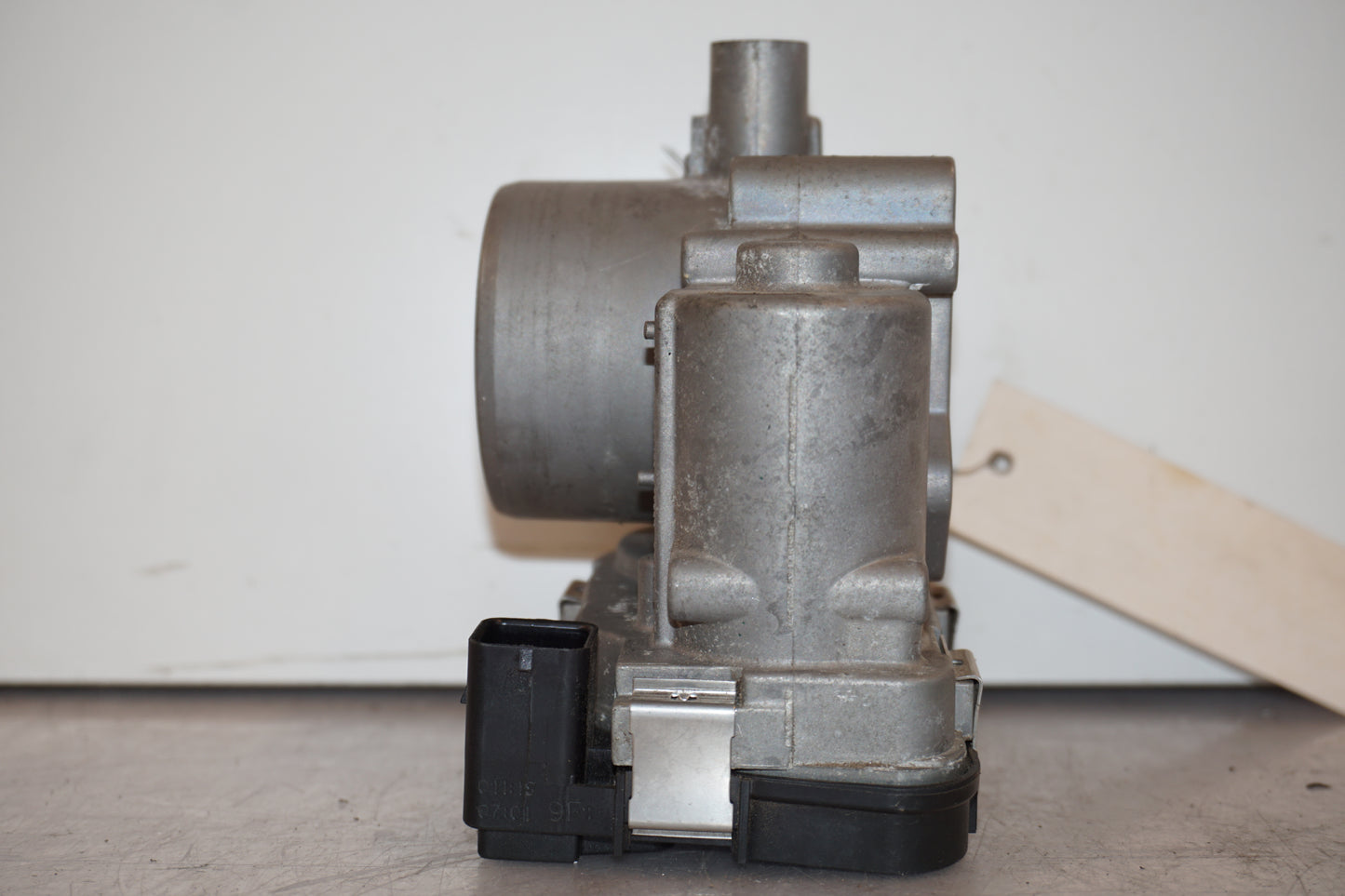 Vänster sida på Spjällhus från en BMW K 1600 -2018 motorcykel.