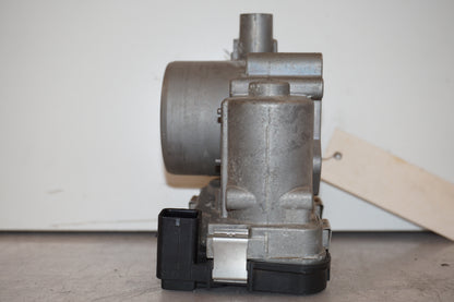 Vänster sida på Spjällhus från en BMW K 1600 -2018 motorcykel.