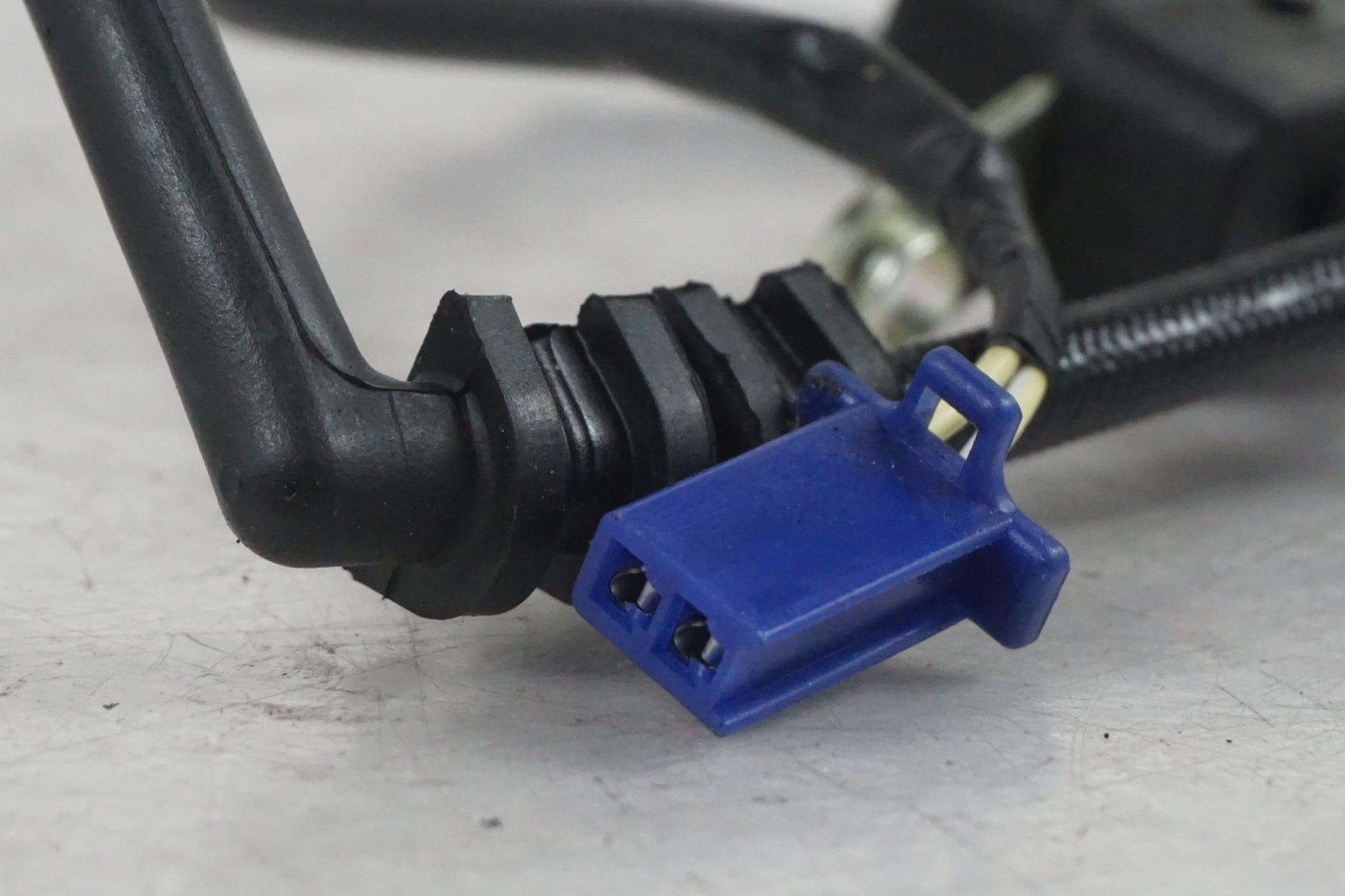 Baksidan på Tändpickup från en Honda CB 600 Hornet -2005 motorcykel.