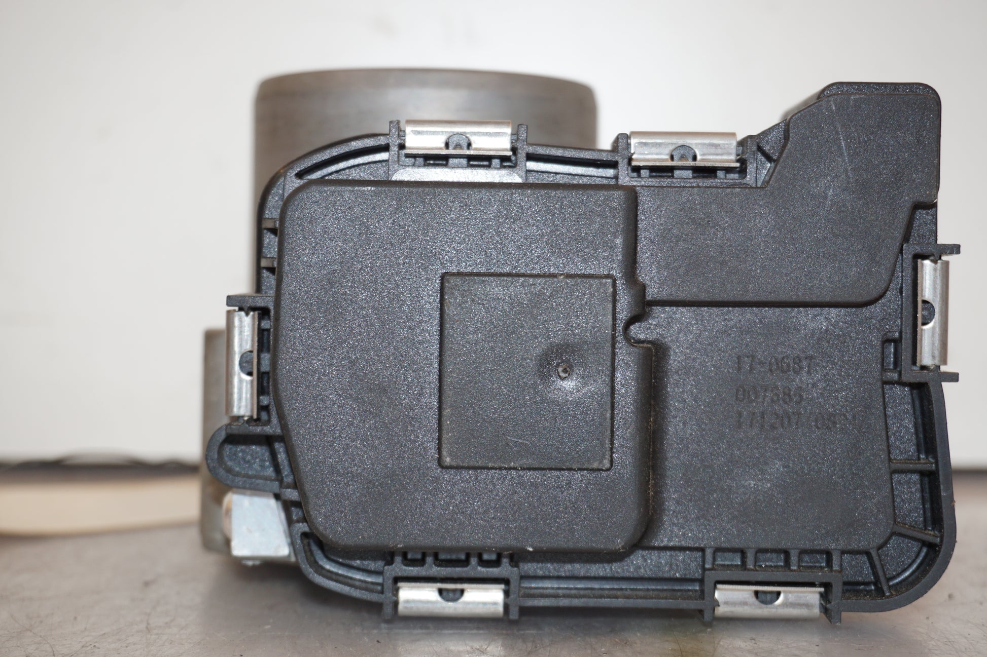 Snett uppifrån på Spjällhus från en BMW K 1600 -2018 motorcykel.