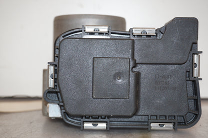 Snett uppifrån på Spjällhus från en BMW K 1600 -2018 motorcykel.