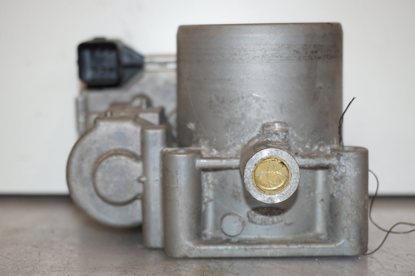 Snett nerifrån på Spjällhus från en BMW K 1600 -2018 motorcykel.