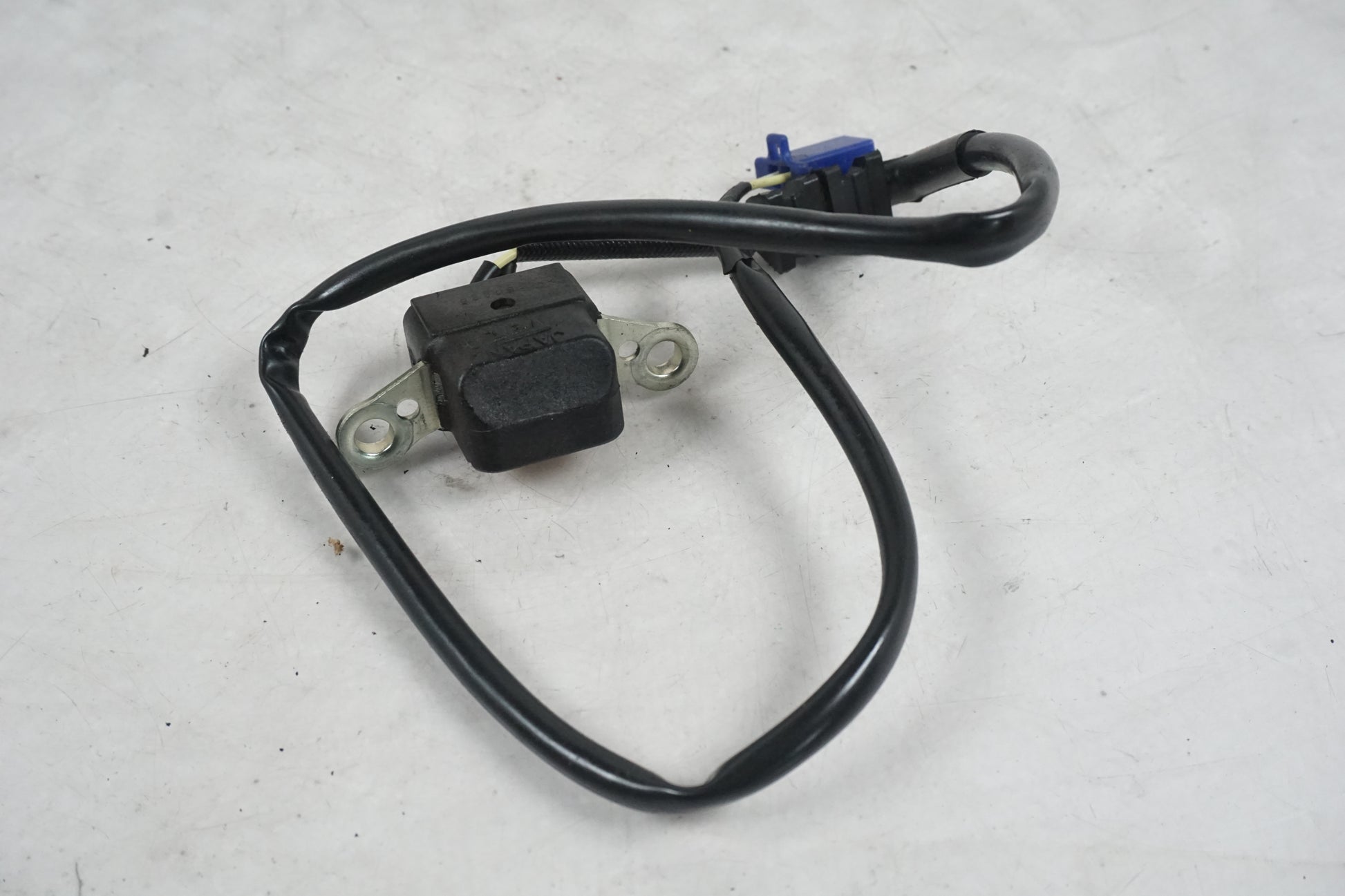 Vänster sida på Tändpickup från en Honda CB 600 Hornet -2005 motorcykel.