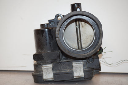 Framsidan på Spjällhus från en BMW R 1200 GSA -2014 motorcykel.