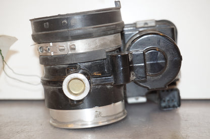 Snett nerifrån på Spjällhus från en BMW R 1200 GSA -2014 motorcykel.