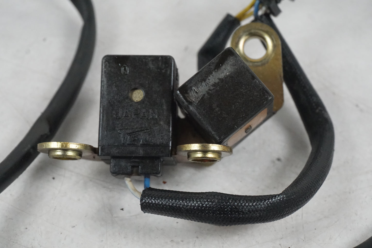 Vänster sida på Tändpickup från en Honda VT 600 C -1994 motorcykel.