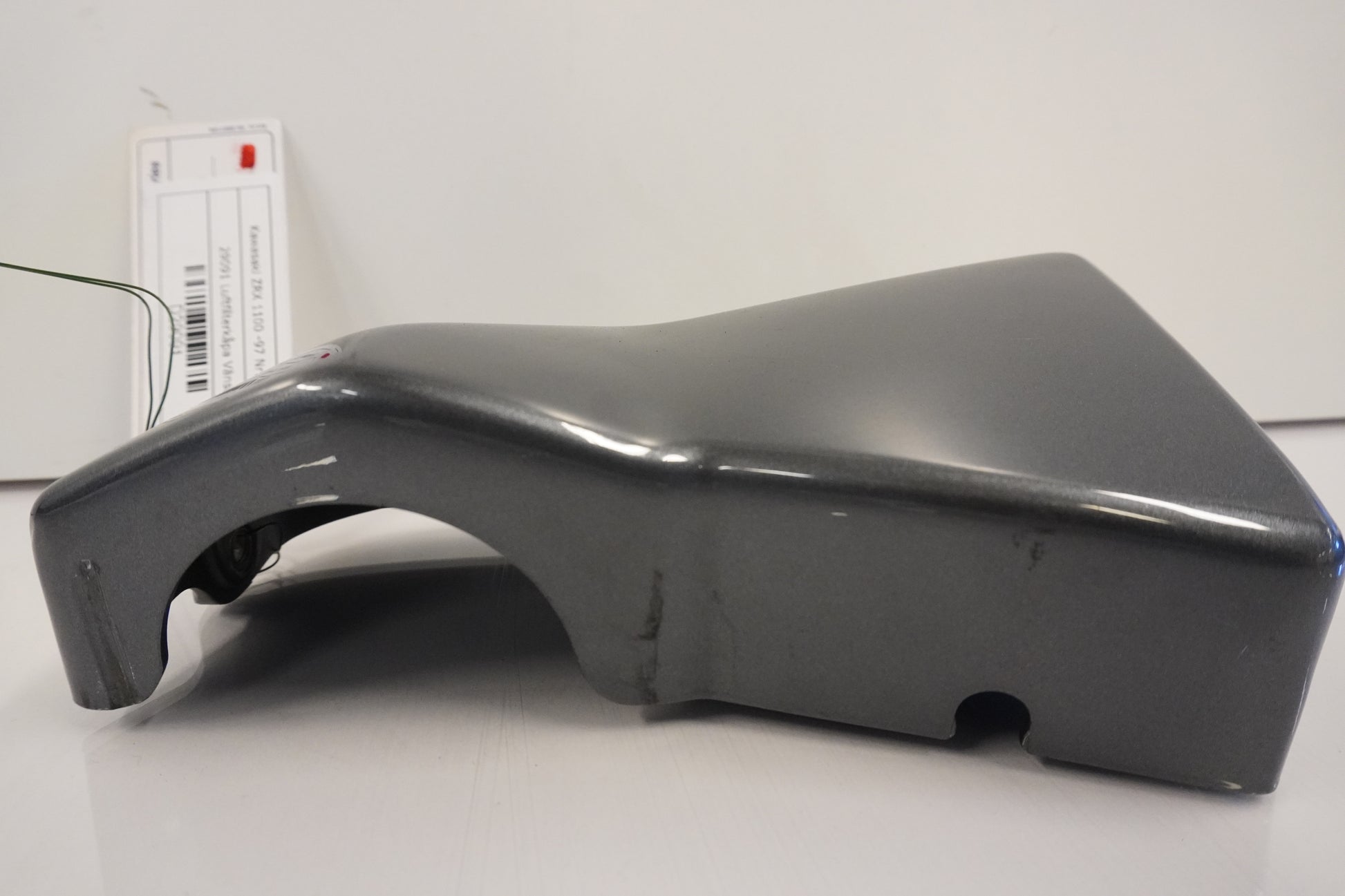 Baksidan på Luftfilterkåpa från en Kawasaki ZRX 1100 -1997 motorcykel.