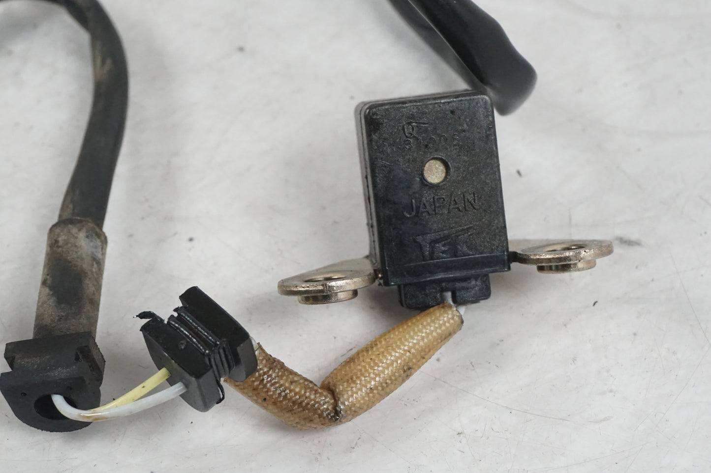 Baksidan på Tändpickup från en Honda XL 650 V -2004 motorcykel.