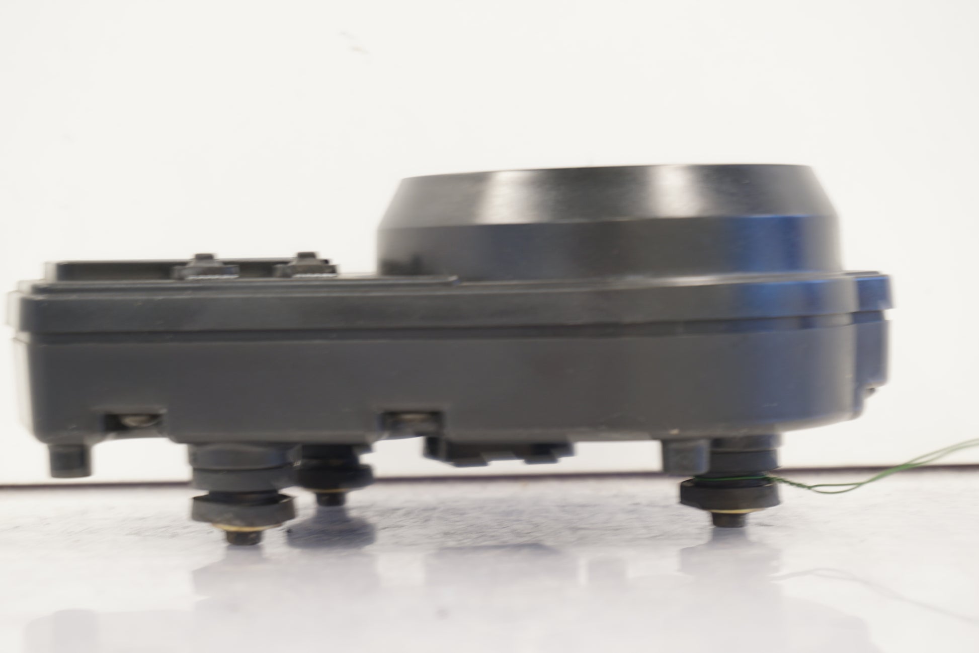 Baksidan på Instrumentpanel från en Triumph Daytona 650 -2005 motorcykel.