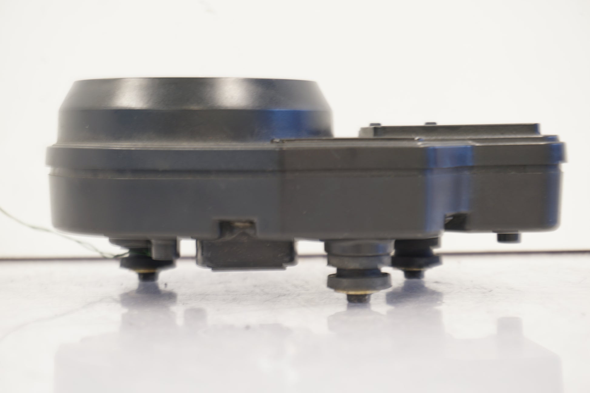 Vänster sida på Instrumentpanel från en Triumph Daytona 650 -2005 motorcykel.