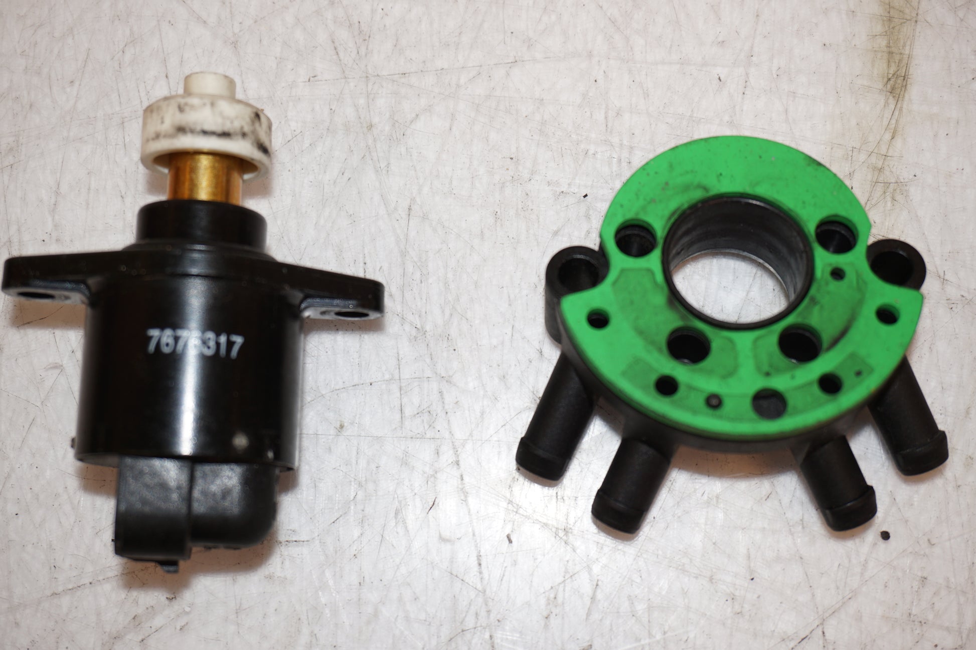 Framsidan på Tomgångsventil från en BMW F 800 R -2011 motorcykel.