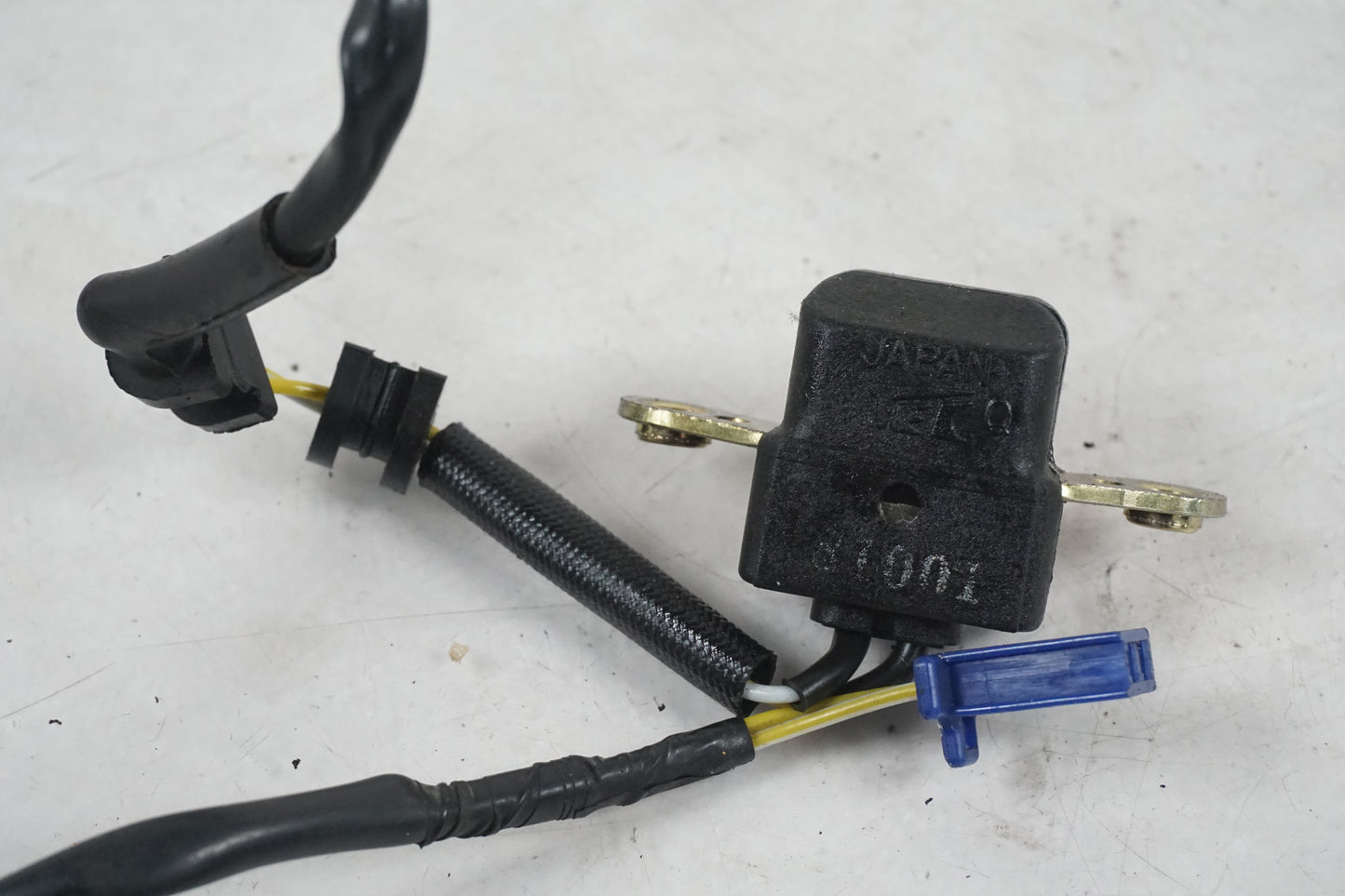 Baksidan på Tändpickup från en Honda CB 600 Hornet -1999 motorcykel.