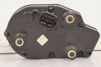 Snett nerifrån på Instrumentpanel från en Triumph Daytona 650 -2005 motorcykel.