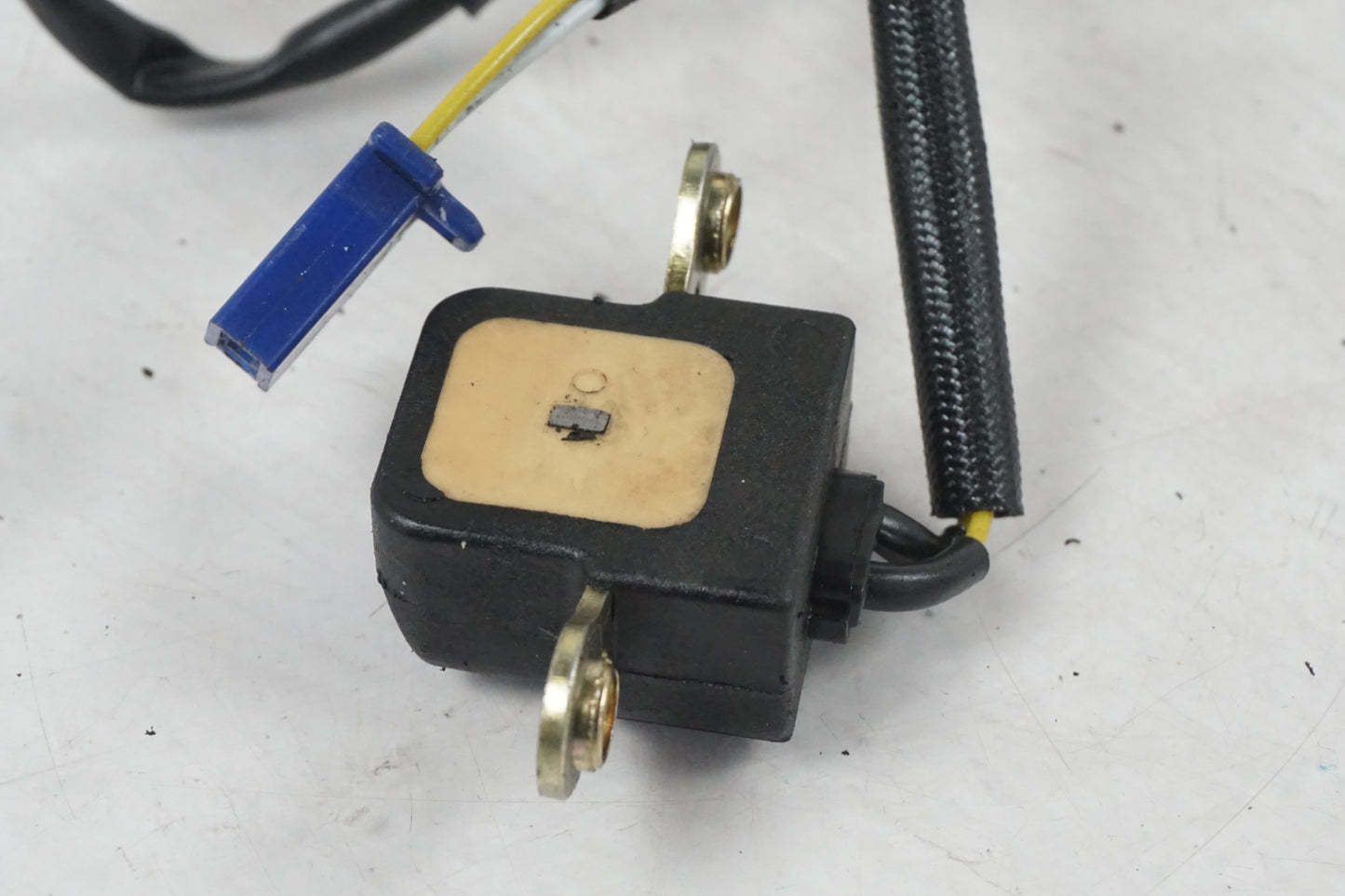 Vänster sida på Tändpickup från en Honda CB 600 Hornet -1999 motorcykel.