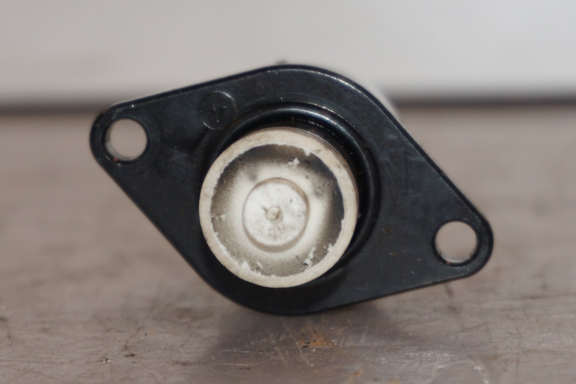 Snett uppifrån på Tomgångsventil från en BMW F 800 R -2011 motorcykel.