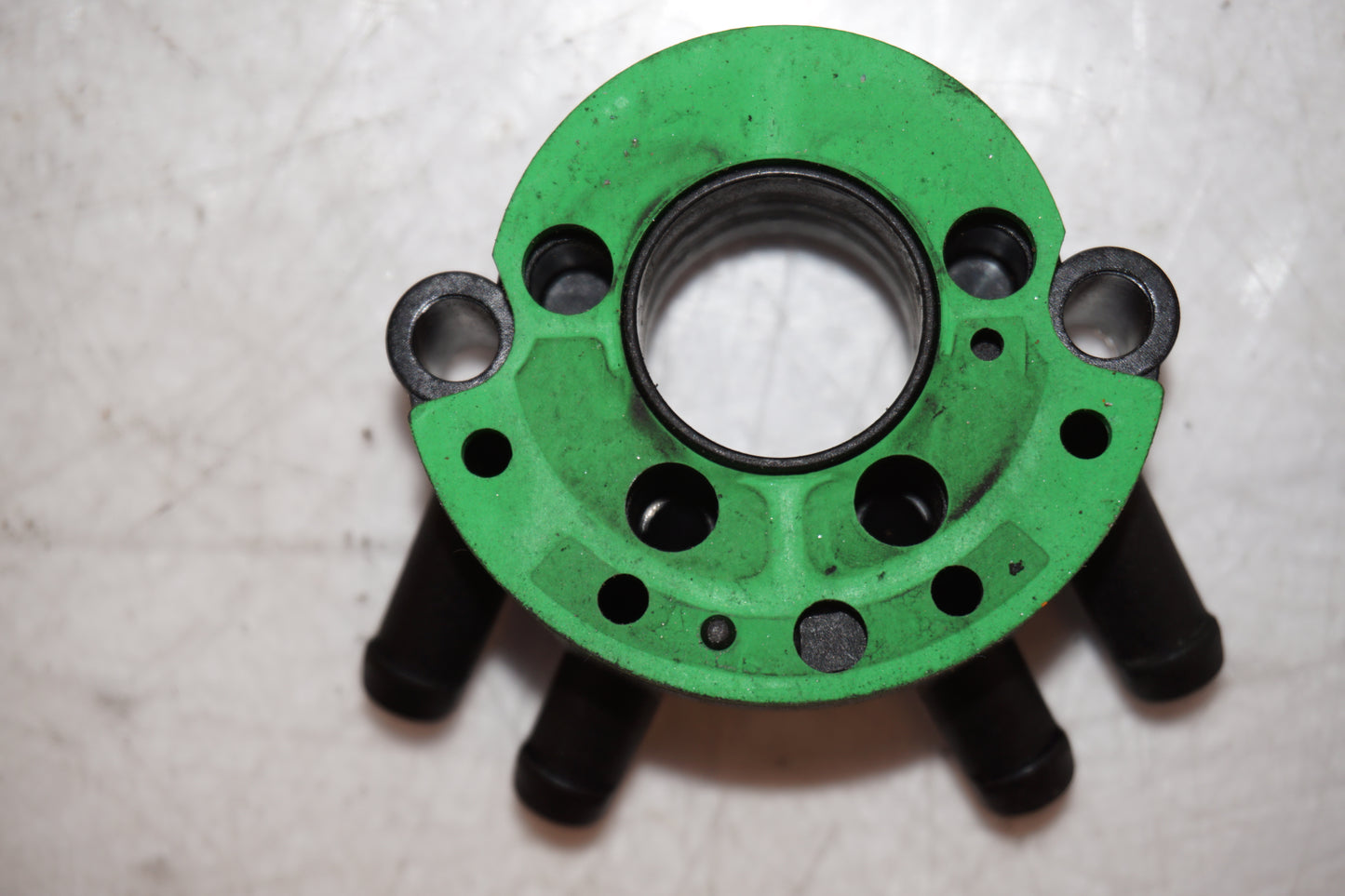 Snett nerifrån på Tomgångsventil från en BMW F 800 R -2011 motorcykel.