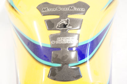 Snett nerifrån på Bensintank från en Suzuki GSX-R 600 -1999 motorcykel.