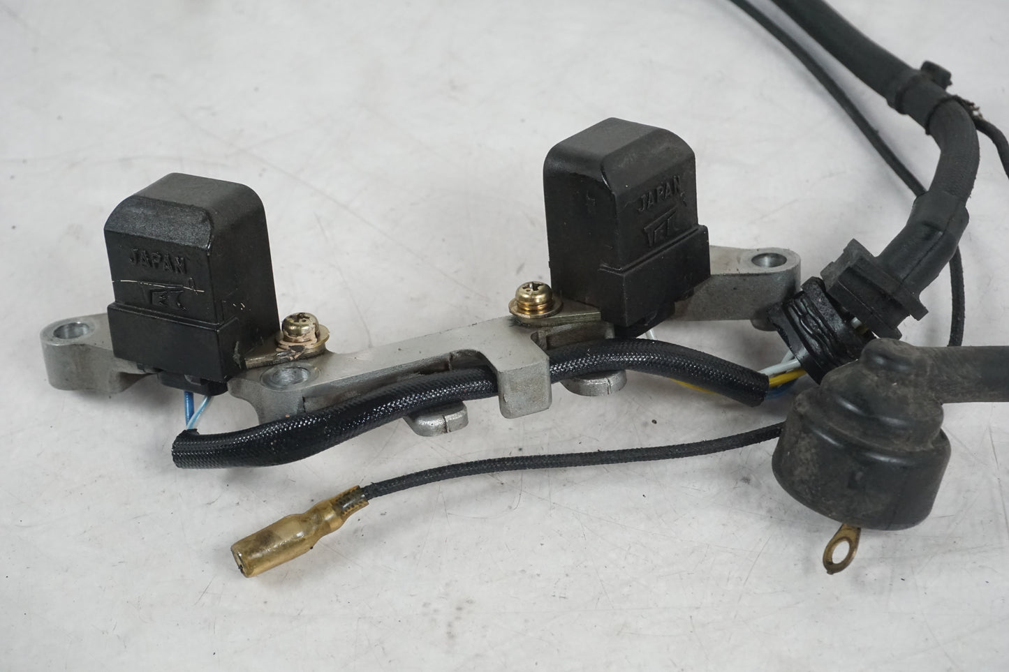 Baksidan på Tändpickup från en Honda VFR 750 -1988 motorcykel.