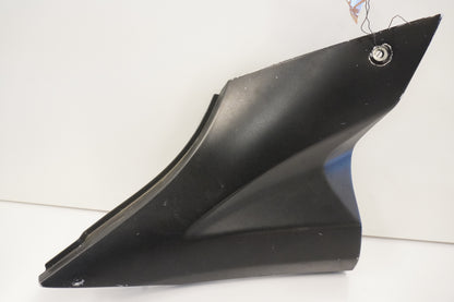 Framsidan på <p>Sidopanel höger från Kawasaki ZX-10R 2006.</p>

<p>Under sadel, små repor</p> motorcykel.