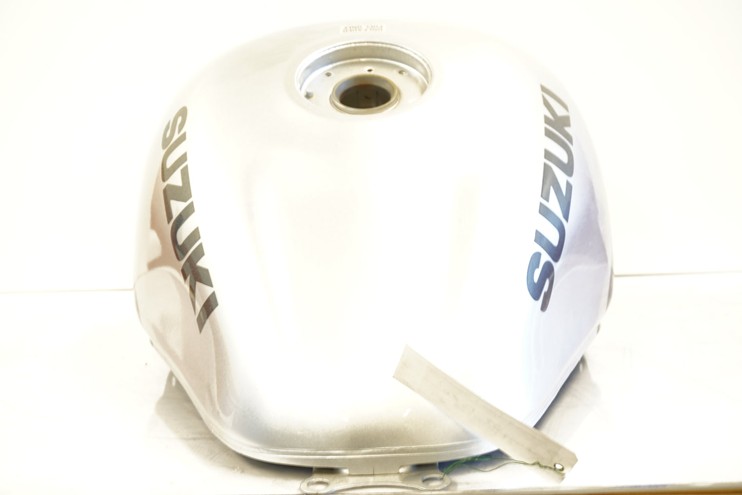 Snett uppifrån på Bensintank från en Suzuki GSX 1300 R -2003 motorcykel.