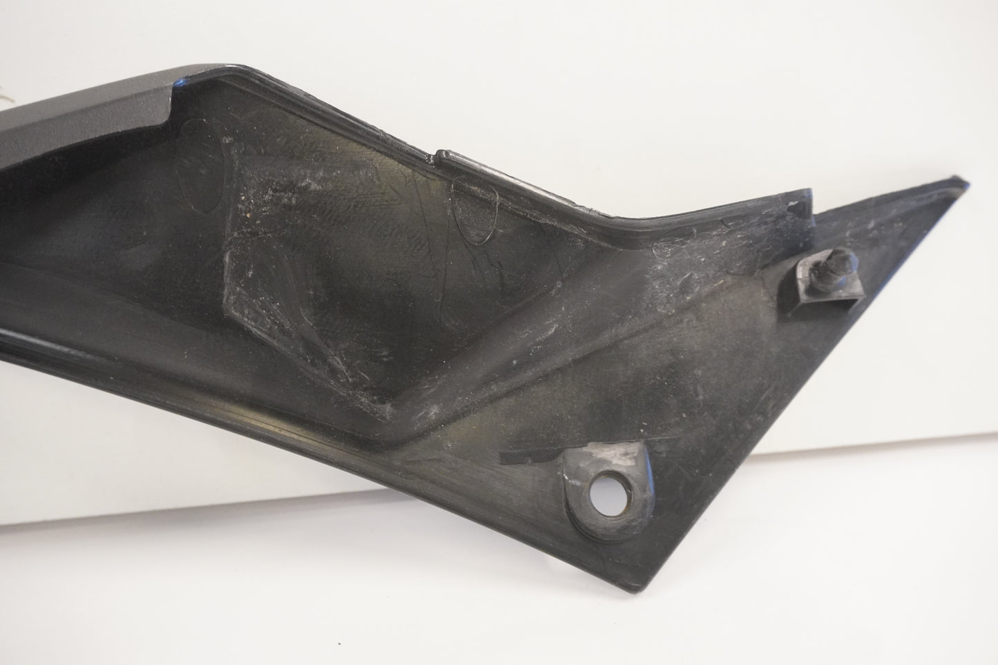 Vänster sida på Bensintankskåpa från en Kawasaki Ninja 300 -2013 motorcykel.